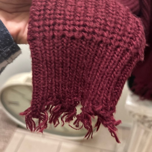 Coco & Jameson red sweater maroon Small raw fringe edge #3👠 - Picture 2 of 7